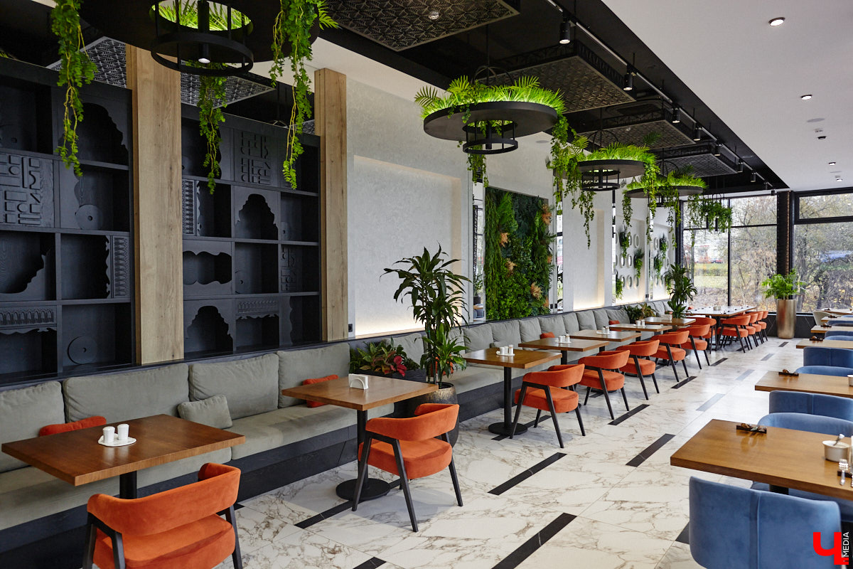 Вы уже обратили внимание на необычное заведение с панорамными окнами в пол, расположенное всего в пяти минутах от исторического центра Владимира? Если нет, самое время узнать, что скрывается внутри. Знакомьтесь, ресторан Saisons! Место, куда можно приехать с рассветом и заказать, пожалуй, самые ранние в городе завтраки. Найти ресторан просто, да и проблем с парковкой наверняка не возникнет: на территории комплекса организована большая стоянка.