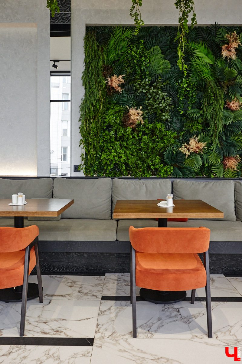 Вы уже обратили внимание на необычное заведение с панорамными окнами в пол, расположенное всего в пяти минутах от исторического центра Владимира? Если нет, самое время узнать, что скрывается внутри. Знакомьтесь, ресторан Saisons! Место, куда можно приехать с рассветом и заказать, пожалуй, самые ранние в городе завтраки. Найти ресторан просто, да и проблем с парковкой наверняка не возникнет: на территории комплекса организована большая стоянка.