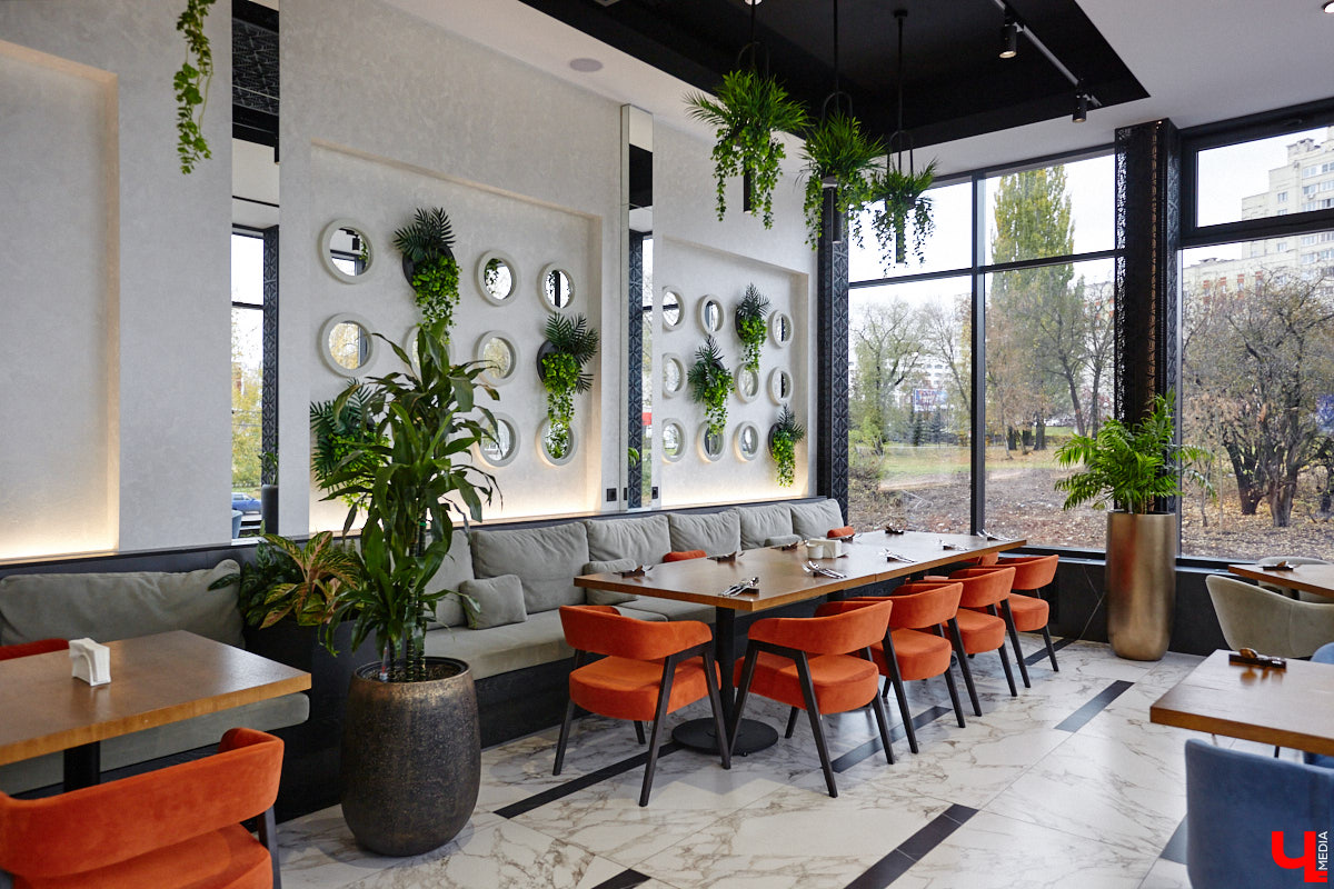 Вы уже обратили внимание на необычное заведение с панорамными окнами в пол, расположенное всего в пяти минутах от исторического центра Владимира? Если нет, самое время узнать, что скрывается внутри. Знакомьтесь, ресторан Saisons! Место, куда можно приехать с рассветом и заказать, пожалуй, самые ранние в городе завтраки. Найти ресторан просто, да и проблем с парковкой наверняка не возникнет: на территории комплекса организована большая стоянка.