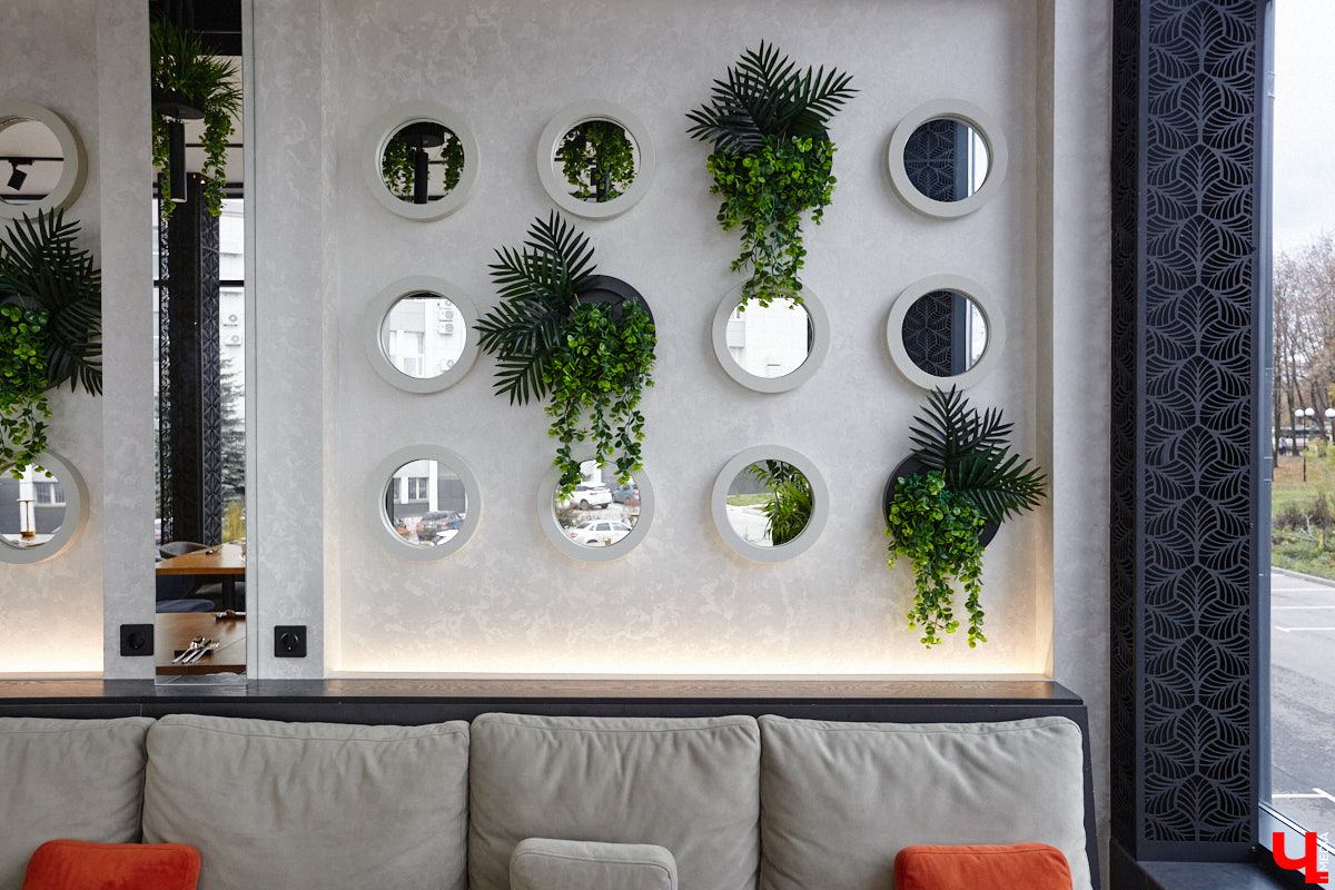 Вы уже обратили внимание на необычное заведение с панорамными окнами в пол, расположенное всего в пяти минутах от исторического центра Владимира? Если нет, самое время узнать, что скрывается внутри. Знакомьтесь, ресторан Saisons! Место, куда можно приехать с рассветом и заказать, пожалуй, самые ранние в городе завтраки. Найти ресторан просто, да и проблем с парковкой наверняка не возникнет: на территории комплекса организована большая стоянка.