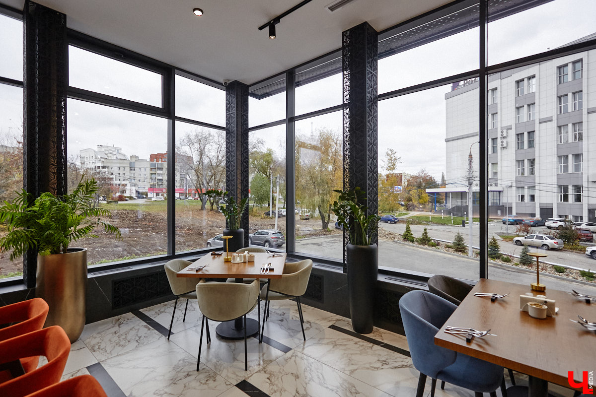 Вы уже обратили внимание на необычное заведение с панорамными окнами в пол, расположенное всего в пяти минутах от исторического центра Владимира? Если нет, самое время узнать, что скрывается внутри. Знакомьтесь, ресторан Saisons! Место, куда можно приехать с рассветом и заказать, пожалуй, самые ранние в городе завтраки. Найти ресторан просто, да и проблем с парковкой наверняка не возникнет: на территории комплекса организована большая стоянка.