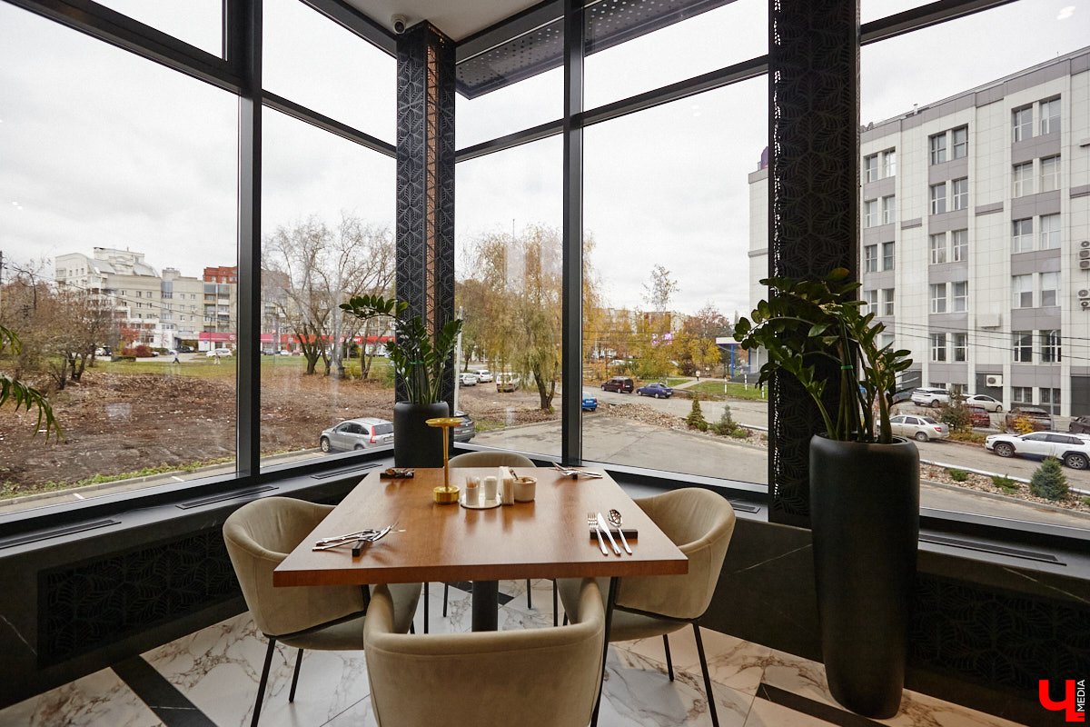 Вы уже обратили внимание на необычное заведение с панорамными окнами в пол, расположенное всего в пяти минутах от исторического центра Владимира? Если нет, самое время узнать, что скрывается внутри. Знакомьтесь, ресторан Saisons! Место, куда можно приехать с рассветом и заказать, пожалуй, самые ранние в городе завтраки. Найти ресторан просто, да и проблем с парковкой наверняка не возникнет: на территории комплекса организована большая стоянка.