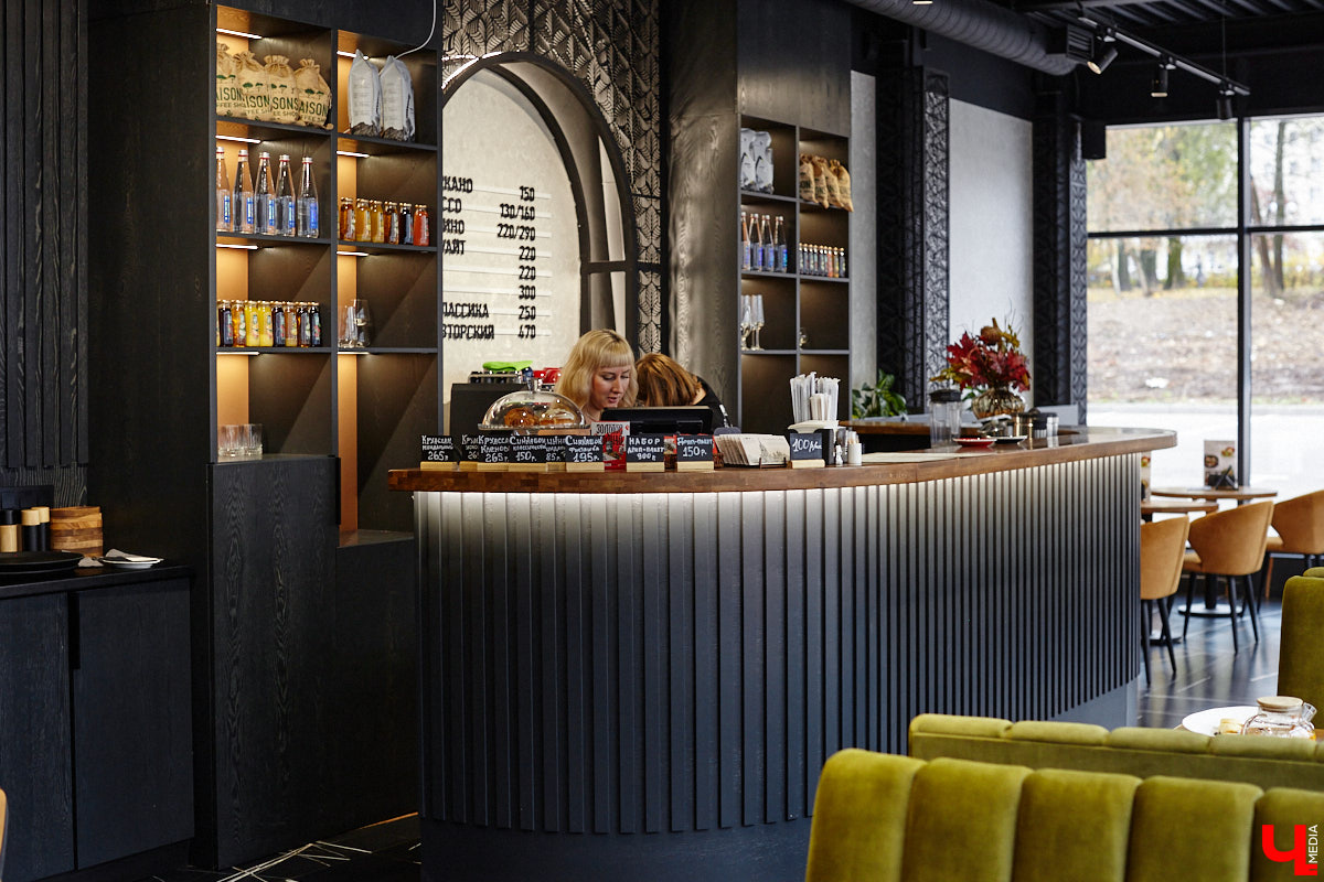 Вы уже обратили внимание на необычное заведение с панорамными окнами в пол, расположенное всего в пяти минутах от исторического центра Владимира? Если нет, самое время узнать, что скрывается внутри. Знакомьтесь, ресторан Saisons! Место, куда можно приехать с рассветом и заказать, пожалуй, самые ранние в городе завтраки. Найти ресторан просто, да и проблем с парковкой наверняка не возникнет: на территории комплекса организована большая стоянка.