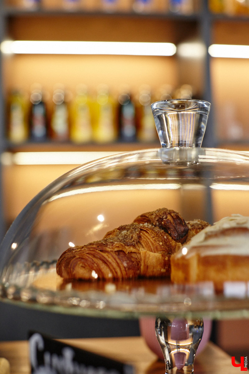 Вы уже обратили внимание на необычное заведение с панорамными окнами в пол, расположенное всего в пяти минутах от исторического центра Владимира? Если нет, самое время узнать, что скрывается внутри. Знакомьтесь, ресторан Saisons! Место, куда можно приехать с рассветом и заказать, пожалуй, самые ранние в городе завтраки. Найти ресторан просто, да и проблем с парковкой наверняка не возникнет: на территории комплекса организована большая стоянка.