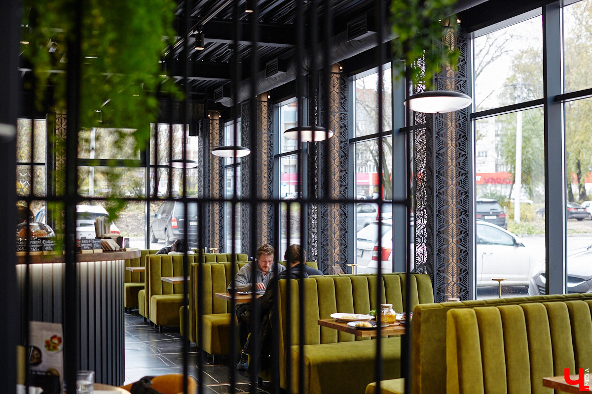 Вы уже обратили внимание на необычное заведение с панорамными окнами в пол, расположенное всего в пяти минутах от исторического центра Владимира? Если нет, самое время узнать, что скрывается внутри. Знакомьтесь, ресторан Saisons! Место, куда можно приехать с рассветом и заказать, пожалуй, самые ранние в городе завтраки. Найти ресторан просто, да и проблем с парковкой наверняка не возникнет: на территории комплекса организована большая стоянка.