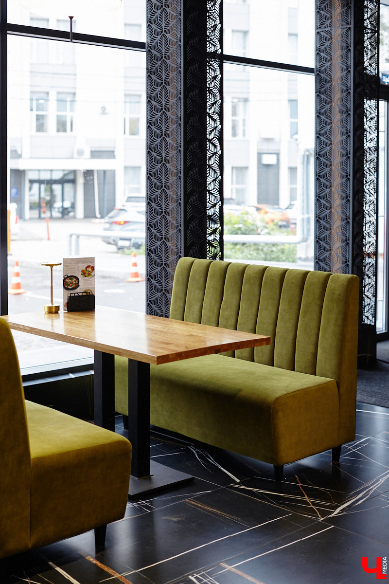 Вы уже обратили внимание на необычное заведение с панорамными окнами в пол, расположенное всего в пяти минутах от исторического центра Владимира? Если нет, самое время узнать, что скрывается внутри. Знакомьтесь, ресторан Saisons! Место, куда можно приехать с рассветом и заказать, пожалуй, самые ранние в городе завтраки. Найти ресторан просто, да и проблем с парковкой наверняка не возникнет: на территории комплекса организована большая стоянка.