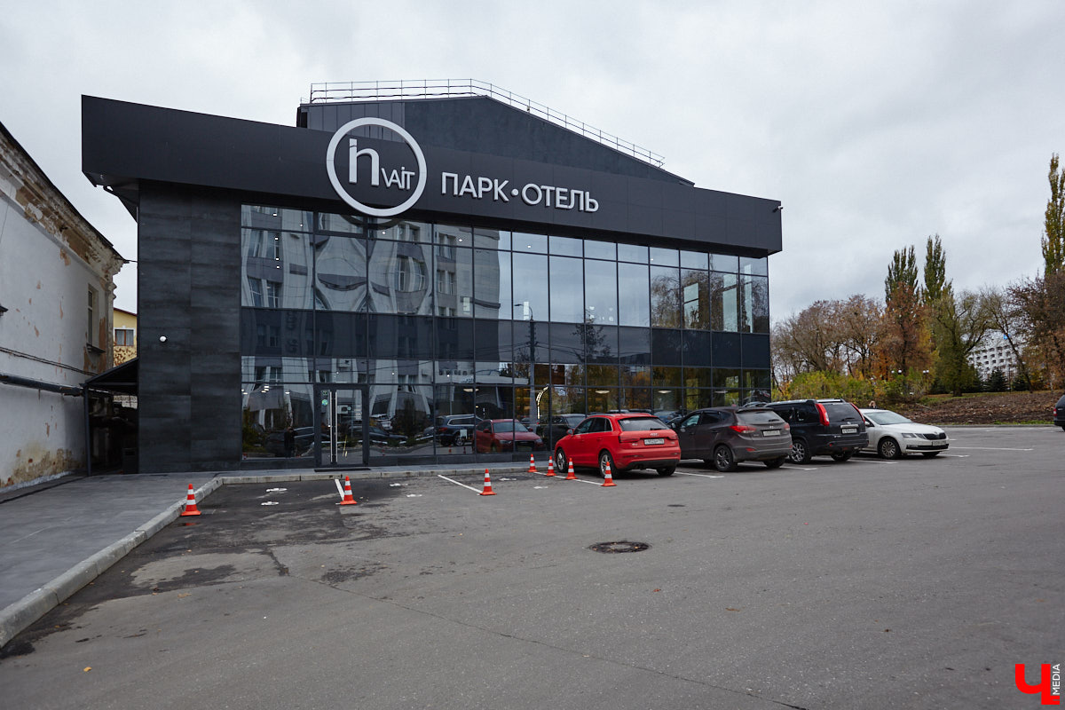 Вы уже обратили внимание на необычное заведение с панорамными окнами в пол, расположенное всего в пяти минутах от исторического центра Владимира? Если нет, самое время узнать, что скрывается внутри. Знакомьтесь, ресторан Saisons! Место, куда можно приехать с рассветом и заказать, пожалуй, самые ранние в городе завтраки. Найти ресторан просто, да и проблем с парковкой наверняка не возникнет: на территории комплекса организована большая стоянка.