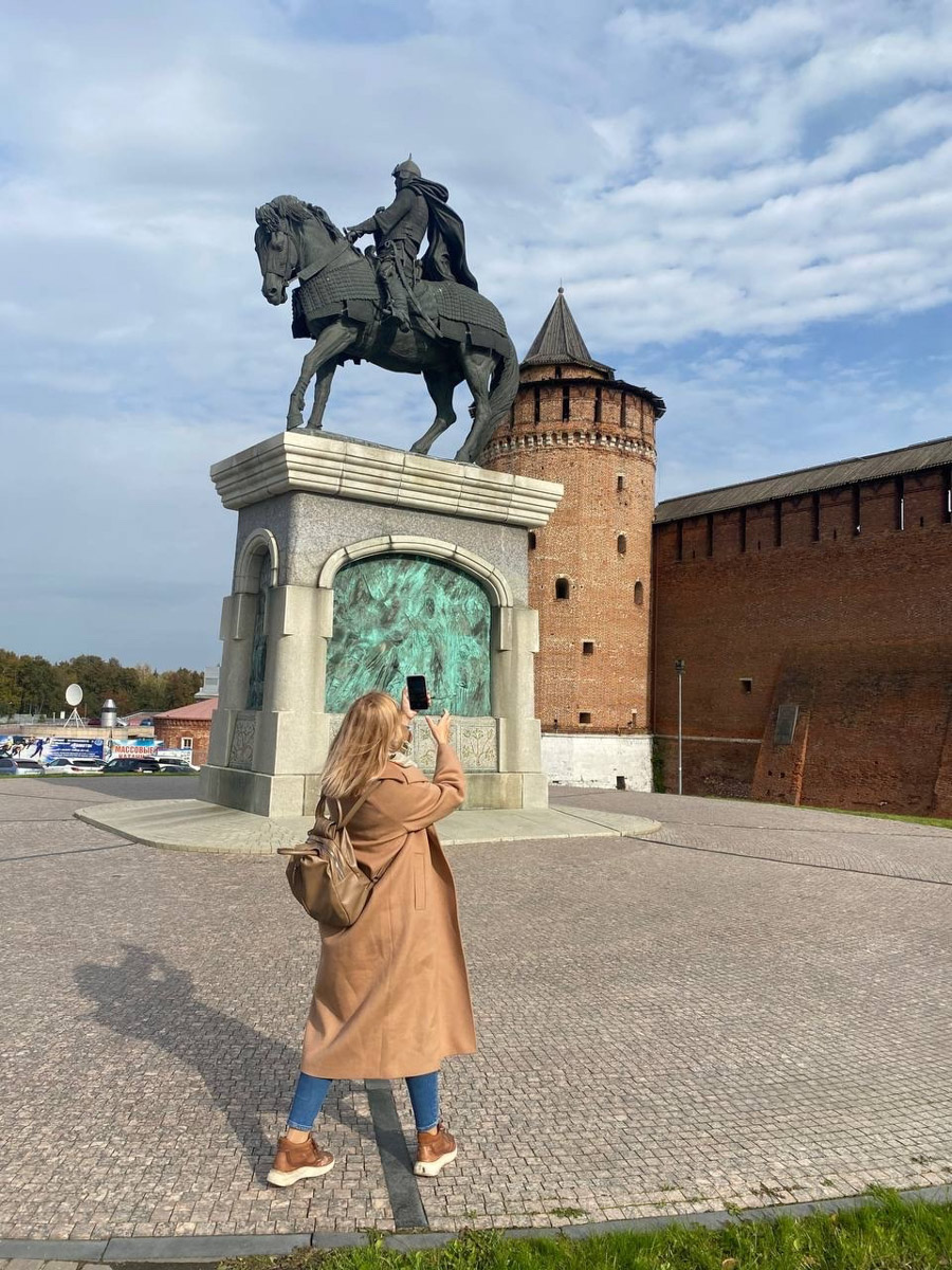 Ярко-желтые цвета, прозрачная прохлада и душевная компания. Осенью путешествия окрашиваются в оттенки легкой меланхолии и пахнут ароматами горячего кофе, который так приятно взять в придорожном кафе. Куда бы поехать? Например, в Коломну! Там, где Дмитрий Донской, нежная яблочная пастила и «медовуша»! А в соседнем Воскресенске можно увидеть марсианский террикон, который неожиданно возникает на абсолютно равнинной местности, превращая ее в нечто космическое. Корреспондент «Ключ-Медиа» увидела все это своими глазами!