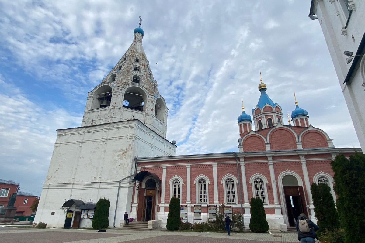 Ярко-желтые цвета, прозрачная прохлада и душевная компания. Осенью путешествия окрашиваются в оттенки легкой меланхолии и пахнут ароматами горячего кофе, который так приятно взять в придорожном кафе. Куда бы поехать? Например, в Коломну! Там, где Дмитрий Донской, нежная яблочная пастила и «медовуша»! А в соседнем Воскресенске можно увидеть марсианский террикон, который неожиданно возникает на абсолютно равнинной местности, превращая ее в нечто космическое. Корреспондент «Ключ-Медиа» увидела все это своими глазами!