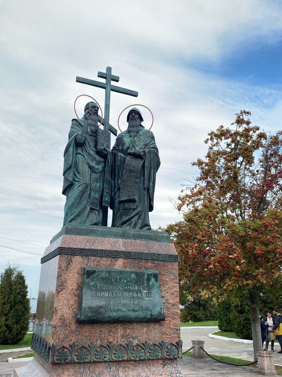 Ярко-желтые цвета, прозрачная прохлада и душевная компания. Осенью путешествия окрашиваются в оттенки легкой меланхолии и пахнут ароматами горячего кофе, который так приятно взять в придорожном кафе. Куда бы поехать? Например, в Коломну! Там, где Дмитрий Донской, нежная яблочная пастила и «медовуша»! А в соседнем Воскресенске можно увидеть марсианский террикон, который неожиданно возникает на абсолютно равнинной местности, превращая ее в нечто космическое. Корреспондент «Ключ-Медиа» увидела все это своими глазами!