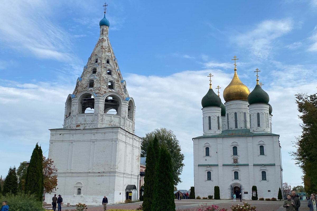 Ярко-желтые цвета, прозрачная прохлада и душевная компания. Осенью путешествия окрашиваются в оттенки легкой меланхолии и пахнут ароматами горячего кофе, который так приятно взять в придорожном кафе. Куда бы поехать? Например, в Коломну! Там, где Дмитрий Донской, нежная яблочная пастила и «медовуша»! А в соседнем Воскресенске можно увидеть марсианский террикон, который неожиданно возникает на абсолютно равнинной местности, превращая ее в нечто космическое. Корреспондент «Ключ-Медиа» увидела все это своими глазами!