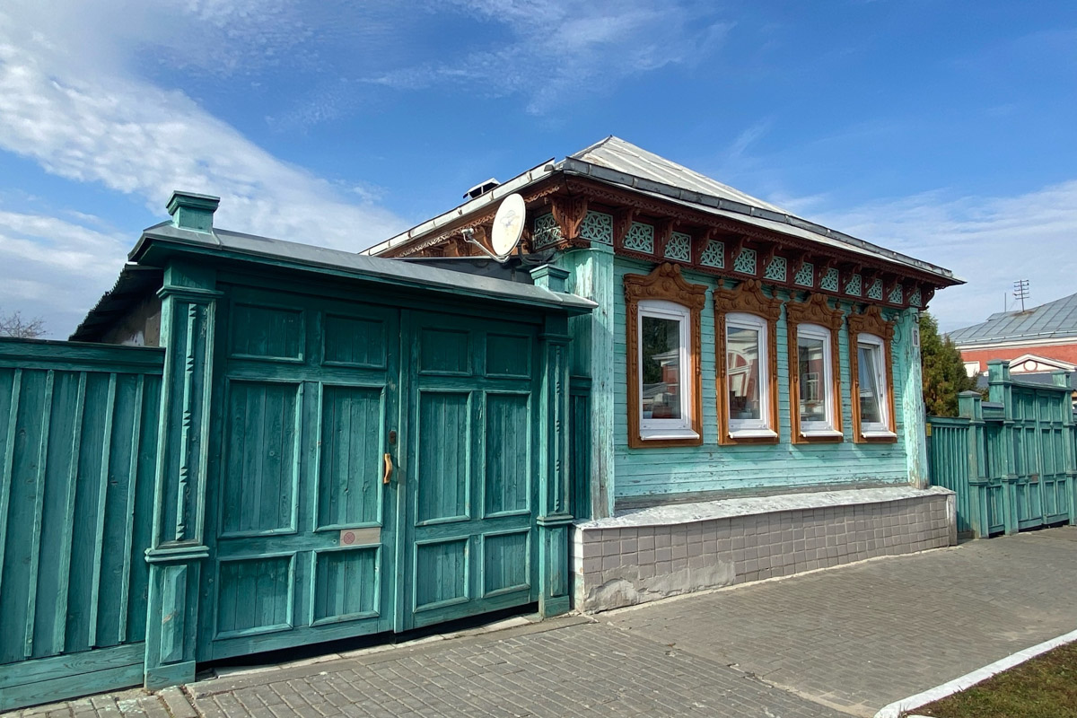 Ярко-желтые цвета, прозрачная прохлада и душевная компания. Осенью путешествия окрашиваются в оттенки легкой меланхолии и пахнут ароматами горячего кофе, который так приятно взять в придорожном кафе. Куда бы поехать? Например, в Коломну! Там, где Дмитрий Донской, нежная яблочная пастила и «медовуша»! А в соседнем Воскресенске можно увидеть марсианский террикон, который неожиданно возникает на абсолютно равнинной местности, превращая ее в нечто космическое. Корреспондент «Ключ-Медиа» увидела все это своими глазами!