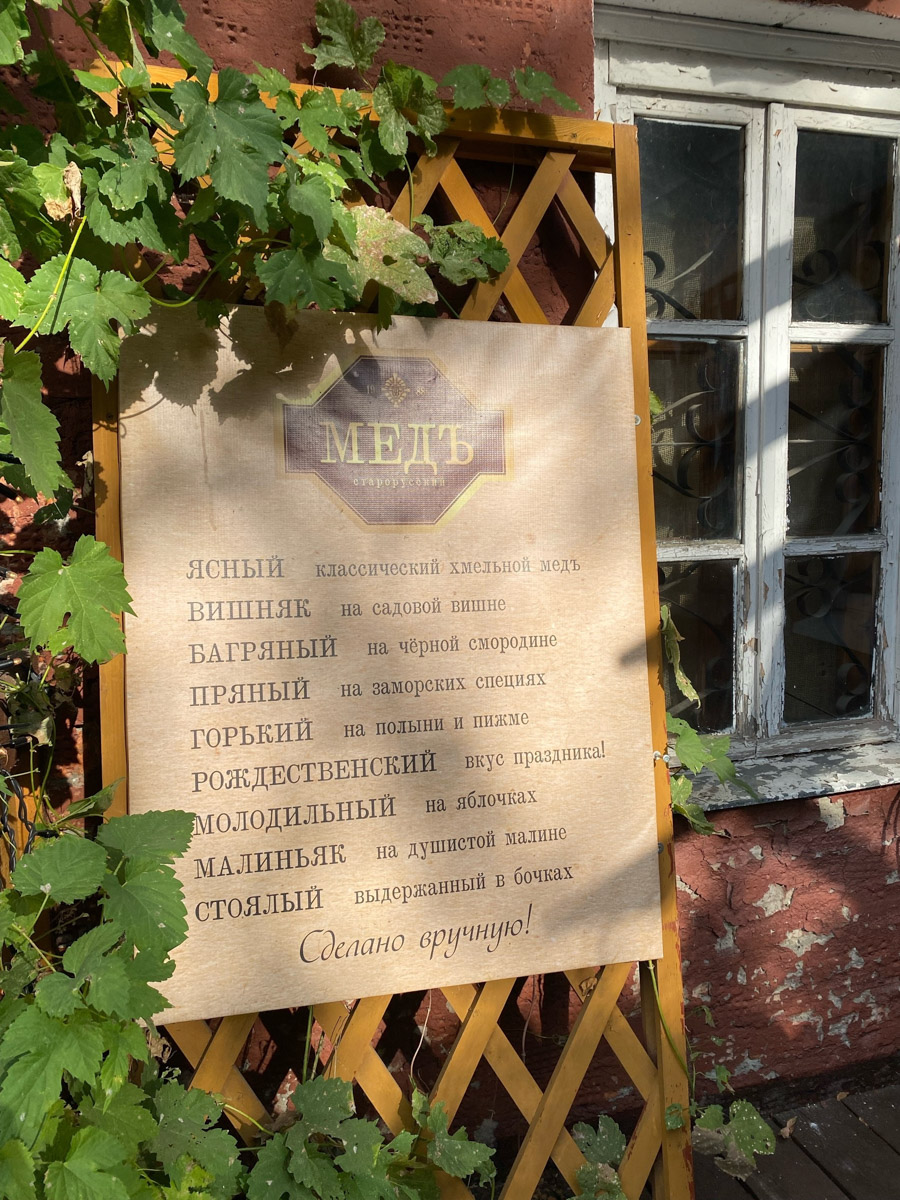 Ярко-желтые цвета, прозрачная прохлада и душевная компания. Осенью путешествия окрашиваются в оттенки легкой меланхолии и пахнут ароматами горячего кофе, который так приятно взять в придорожном кафе. Куда бы поехать? Например, в Коломну! Там, где Дмитрий Донской, нежная яблочная пастила и «медовуша»! А в соседнем Воскресенске можно увидеть марсианский террикон, который неожиданно возникает на абсолютно равнинной местности, превращая ее в нечто космическое. Корреспондент «Ключ-Медиа» увидела все это своими глазами!