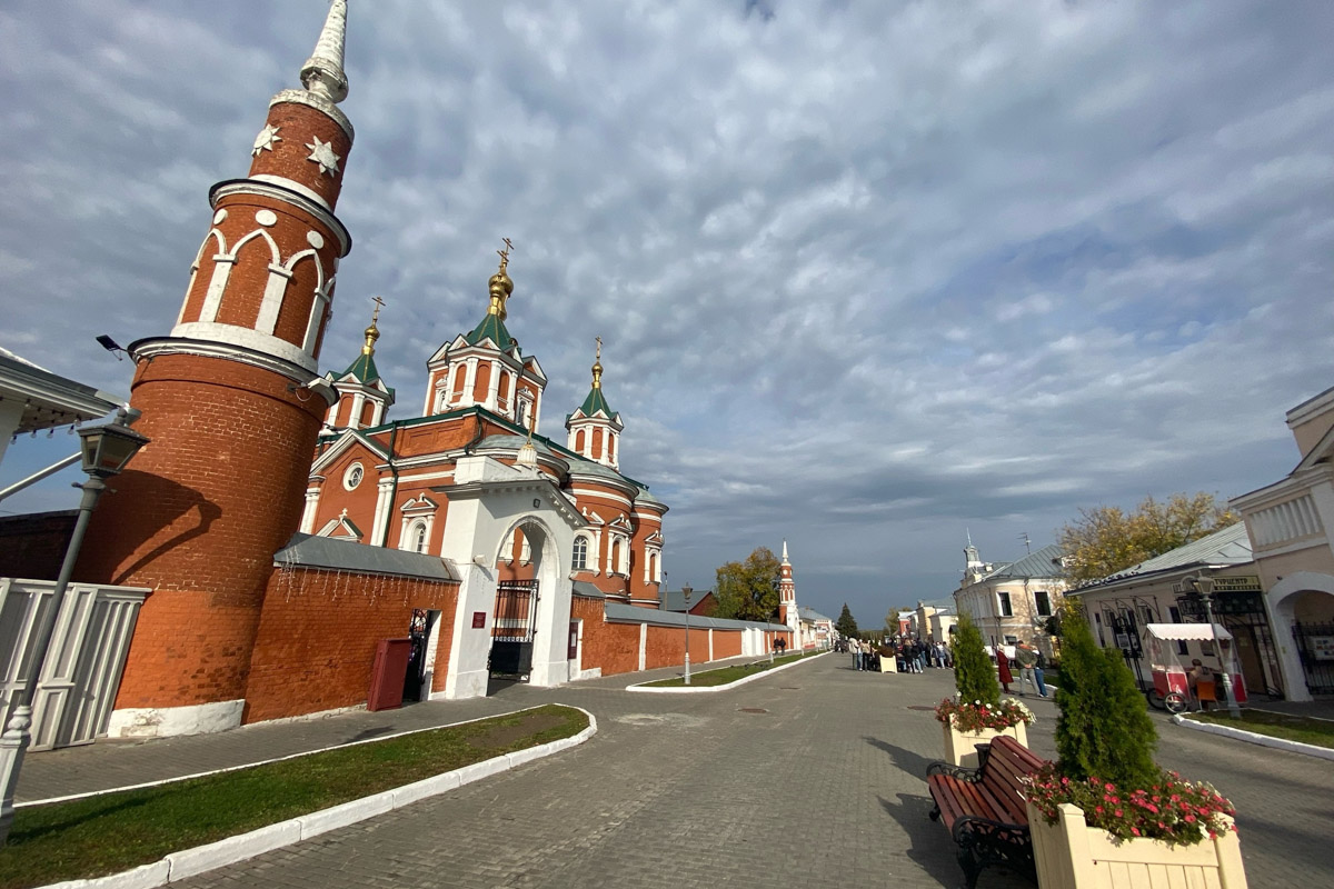 Ярко-желтые цвета, прозрачная прохлада и душевная компания. Осенью путешествия окрашиваются в оттенки легкой меланхолии и пахнут ароматами горячего кофе, который так приятно взять в придорожном кафе. Куда бы поехать? Например, в Коломну! Там, где Дмитрий Донской, нежная яблочная пастила и «медовуша»! А в соседнем Воскресенске можно увидеть марсианский террикон, который неожиданно возникает на абсолютно равнинной местности, превращая ее в нечто космическое. Корреспондент «Ключ-Медиа» увидела все это своими глазами!