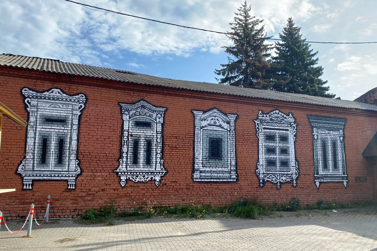 Ярко-желтые цвета, прозрачная прохлада и душевная компания. Осенью путешествия окрашиваются в оттенки легкой меланхолии и пахнут ароматами горячего кофе, который так приятно взять в придорожном кафе. Куда бы поехать? Например, в Коломну! Там, где Дмитрий Донской, нежная яблочная пастила и «медовуша»! А в соседнем Воскресенске можно увидеть марсианский террикон, который неожиданно возникает на абсолютно равнинной местности, превращая ее в нечто космическое. Корреспондент «Ключ-Медиа» увидела все это своими глазами!