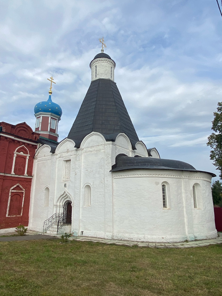 Ярко-желтые цвета, прозрачная прохлада и душевная компания. Осенью путешествия окрашиваются в оттенки легкой меланхолии и пахнут ароматами горячего кофе, который так приятно взять в придорожном кафе. Куда бы поехать? Например, в Коломну! Там, где Дмитрий Донской, нежная яблочная пастила и «медовуша»! А в соседнем Воскресенске можно увидеть марсианский террикон, который неожиданно возникает на абсолютно равнинной местности, превращая ее в нечто космическое. Корреспондент «Ключ-Медиа» увидела все это своими глазами!