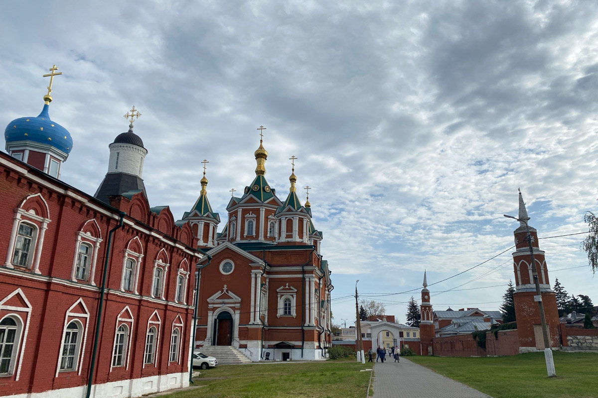 Ярко-желтые цвета, прозрачная прохлада и душевная компания. Осенью путешествия окрашиваются в оттенки легкой меланхолии и пахнут ароматами горячего кофе, который так приятно взять в придорожном кафе. Куда бы поехать? Например, в Коломну! Там, где Дмитрий Донской, нежная яблочная пастила и «медовуша»! А в соседнем Воскресенске можно увидеть марсианский террикон, который неожиданно возникает на абсолютно равнинной местности, превращая ее в нечто космическое. Корреспондент «Ключ-Медиа» увидела все это своими глазами!