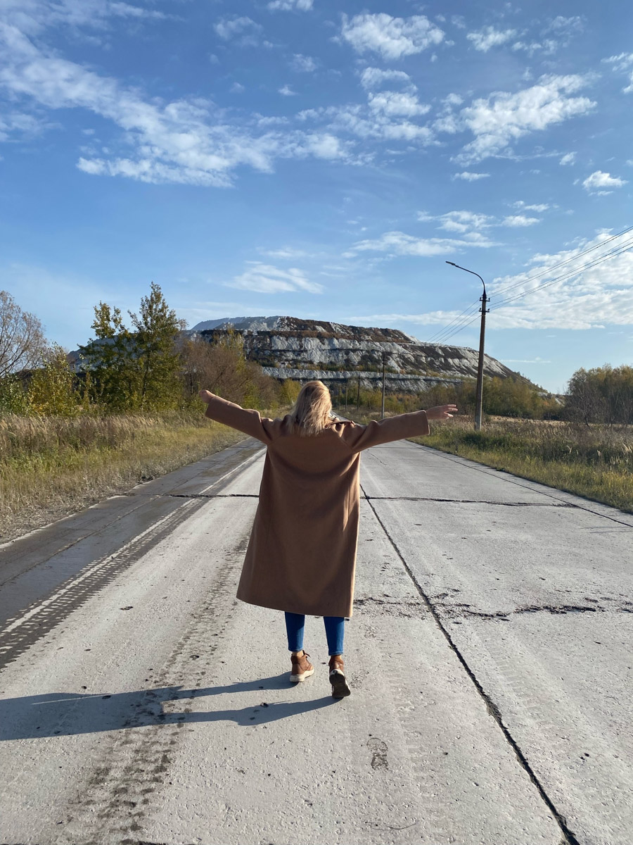 Ярко-желтые цвета, прозрачная прохлада и душевная компания. Осенью путешествия окрашиваются в оттенки легкой меланхолии и пахнут ароматами горячего кофе, который так приятно взять в придорожном кафе. Куда бы поехать? Например, в Коломну! Там, где Дмитрий Донской, нежная яблочная пастила и «медовуша»! А в соседнем Воскресенске можно увидеть марсианский террикон, который неожиданно возникает на абсолютно равнинной местности, превращая ее в нечто космическое. Корреспондент «Ключ-Медиа» увидела все это своими глазами!