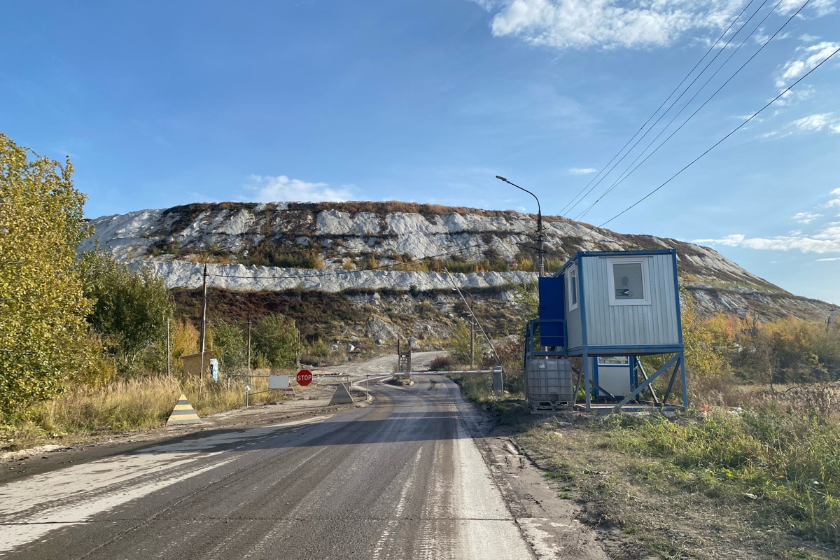 Ярко-желтые цвета, прозрачная прохлада и душевная компания. Осенью путешествия окрашиваются в оттенки легкой меланхолии и пахнут ароматами горячего кофе, который так приятно взять в придорожном кафе. Куда бы поехать? Например, в Коломну! Там, где Дмитрий Донской, нежная яблочная пастила и «медовуша»! А в соседнем Воскресенске можно увидеть марсианский террикон, который неожиданно возникает на абсолютно равнинной местности, превращая ее в нечто космическое. Корреспондент «Ключ-Медиа» увидела все это своими глазами!