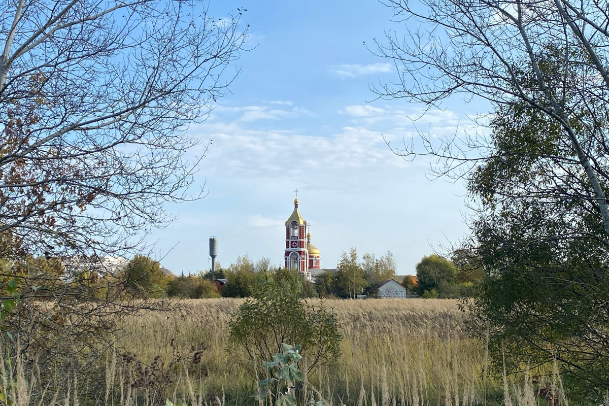 Ярко-желтые цвета, прозрачная прохлада и душевная компания. Осенью путешествия окрашиваются в оттенки легкой меланхолии и пахнут ароматами горячего кофе, который так приятно взять в придорожном кафе. Куда бы поехать? Например, в Коломну! Там, где Дмитрий Донской, нежная яблочная пастила и «медовуша»! А в соседнем Воскресенске можно увидеть марсианский террикон, который неожиданно возникает на абсолютно равнинной местности, превращая ее в нечто космическое. Корреспондент «Ключ-Медиа» увидела все это своими глазами!