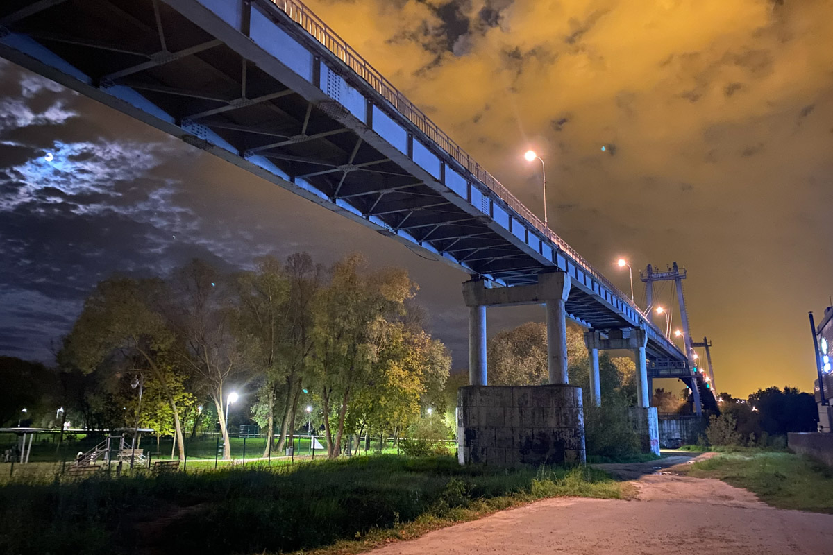 Ярко-желтые цвета, прозрачная прохлада и душевная компания. Осенью путешествия окрашиваются в оттенки легкой меланхолии и пахнут ароматами горячего кофе, который так приятно взять в придорожном кафе. Куда бы поехать? Например, в Коломну! Там, где Дмитрий Донской, нежная яблочная пастила и «медовуша»! А в соседнем Воскресенске можно увидеть марсианский террикон, который неожиданно возникает на абсолютно равнинной местности, превращая ее в нечто космическое. Корреспондент «Ключ-Медиа» увидела все это своими глазами!