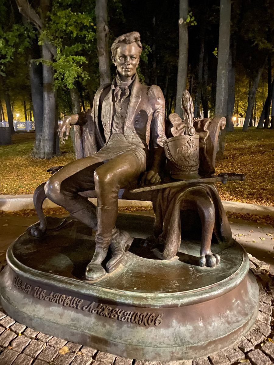 Ярко-желтые цвета, прозрачная прохлада и душевная компания. Осенью путешествия окрашиваются в оттенки легкой меланхолии и пахнут ароматами горячего кофе, который так приятно взять в придорожном кафе. Куда бы поехать? Например, в Коломну! Там, где Дмитрий Донской, нежная яблочная пастила и «медовуша»! А в соседнем Воскресенске можно увидеть марсианский террикон, который неожиданно возникает на абсолютно равнинной местности, превращая ее в нечто космическое. Корреспондент «Ключ-Медиа» увидела все это своими глазами!