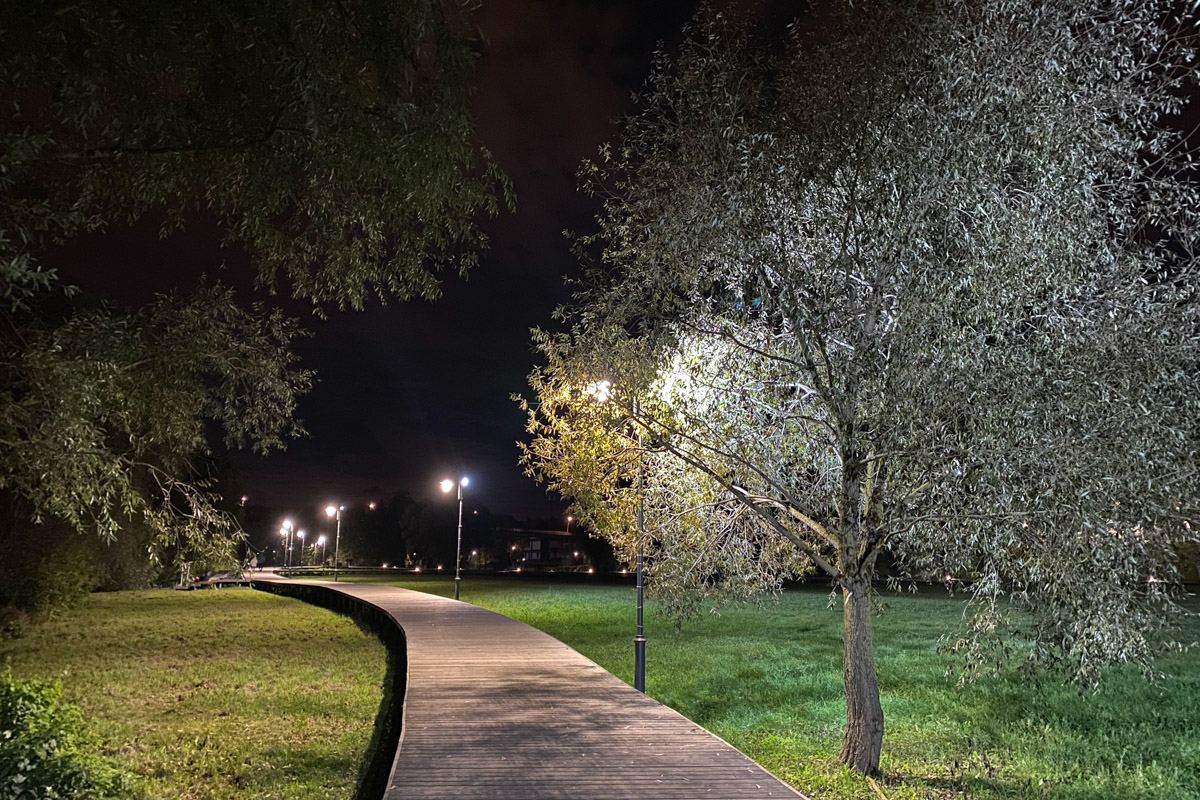 Ярко-желтые цвета, прозрачная прохлада и душевная компания. Осенью путешествия окрашиваются в оттенки легкой меланхолии и пахнут ароматами горячего кофе, который так приятно взять в придорожном кафе. Куда бы поехать? Например, в Коломну! Там, где Дмитрий Донской, нежная яблочная пастила и «медовуша»! А в соседнем Воскресенске можно увидеть марсианский террикон, который неожиданно возникает на абсолютно равнинной местности, превращая ее в нечто космическое. Корреспондент «Ключ-Медиа» увидела все это своими глазами!