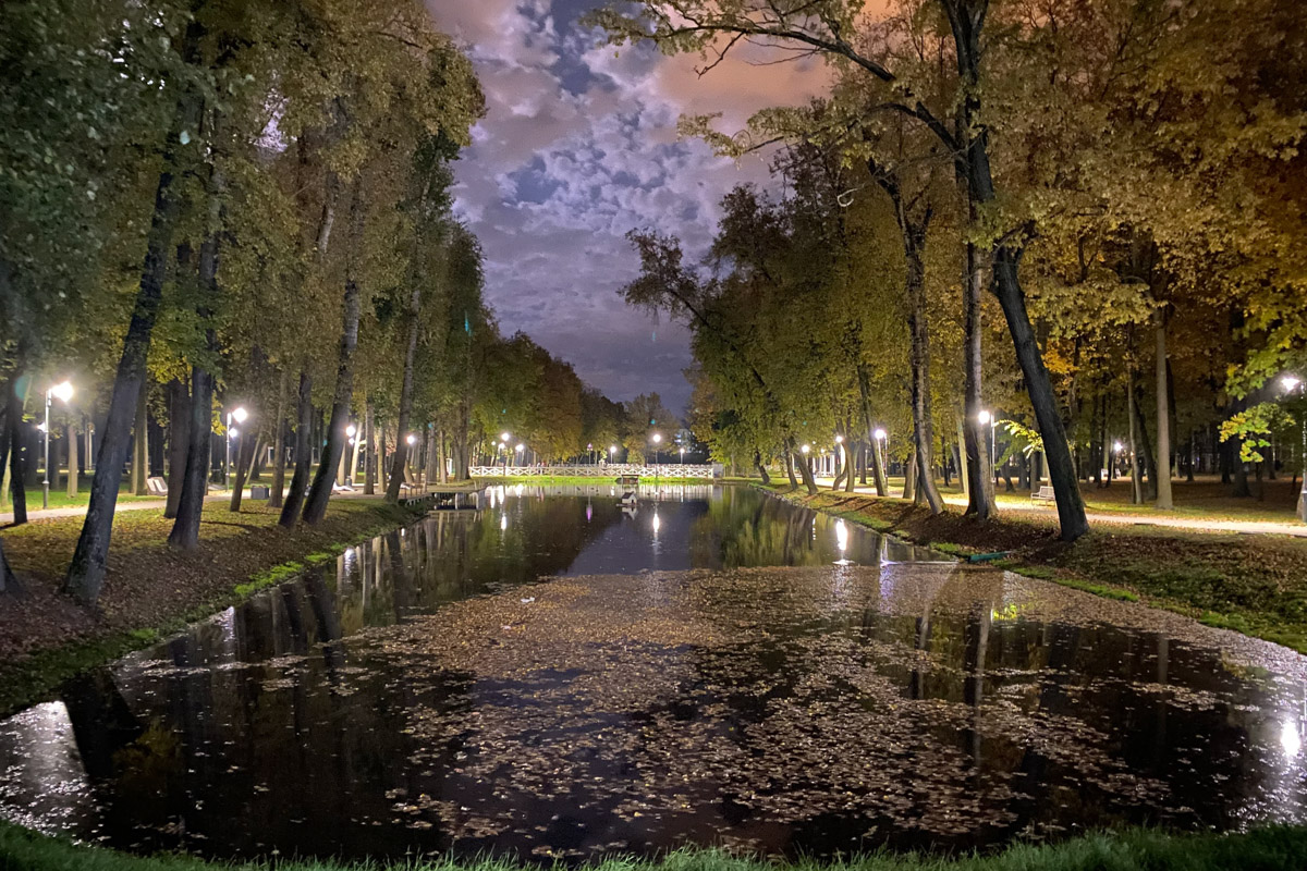 Ярко-желтые цвета, прозрачная прохлада и душевная компания. Осенью путешествия окрашиваются в оттенки легкой меланхолии и пахнут ароматами горячего кофе, который так приятно взять в придорожном кафе. Куда бы поехать? Например, в Коломну! Там, где Дмитрий Донской, нежная яблочная пастила и «медовуша»! А в соседнем Воскресенске можно увидеть марсианский террикон, который неожиданно возникает на абсолютно равнинной местности, превращая ее в нечто космическое. Корреспондент «Ключ-Медиа» увидела все это своими глазами!