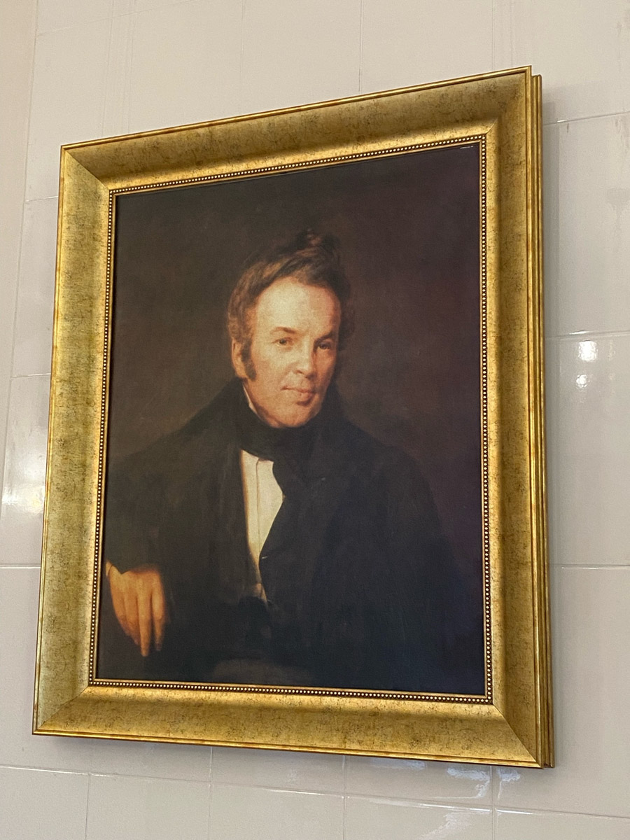 Ярко-желтые цвета, прозрачная прохлада и душевная компания. Осенью путешествия окрашиваются в оттенки легкой меланхолии и пахнут ароматами горячего кофе, который так приятно взять в придорожном кафе. Куда бы поехать? Например, в Коломну! Там, где Дмитрий Донской, нежная яблочная пастила и «медовуша»! А в соседнем Воскресенске можно увидеть марсианский террикон, который неожиданно возникает на абсолютно равнинной местности, превращая ее в нечто космическое. Корреспондент «Ключ-Медиа» увидела все это своими глазами!