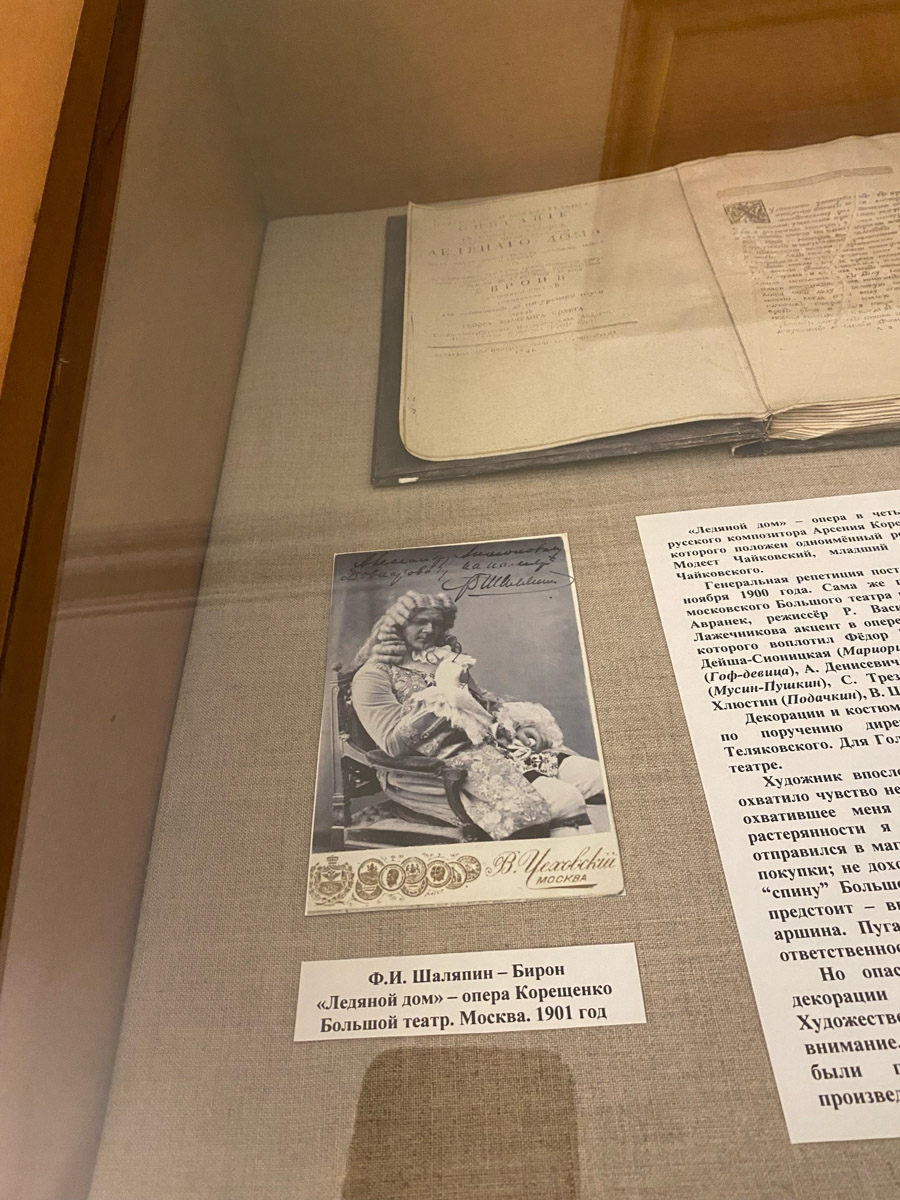 Ярко-желтые цвета, прозрачная прохлада и душевная компания. Осенью путешествия окрашиваются в оттенки легкой меланхолии и пахнут ароматами горячего кофе, который так приятно взять в придорожном кафе. Куда бы поехать? Например, в Коломну! Там, где Дмитрий Донской, нежная яблочная пастила и «медовуша»! А в соседнем Воскресенске можно увидеть марсианский террикон, который неожиданно возникает на абсолютно равнинной местности, превращая ее в нечто космическое. Корреспондент «Ключ-Медиа» увидела все это своими глазами!