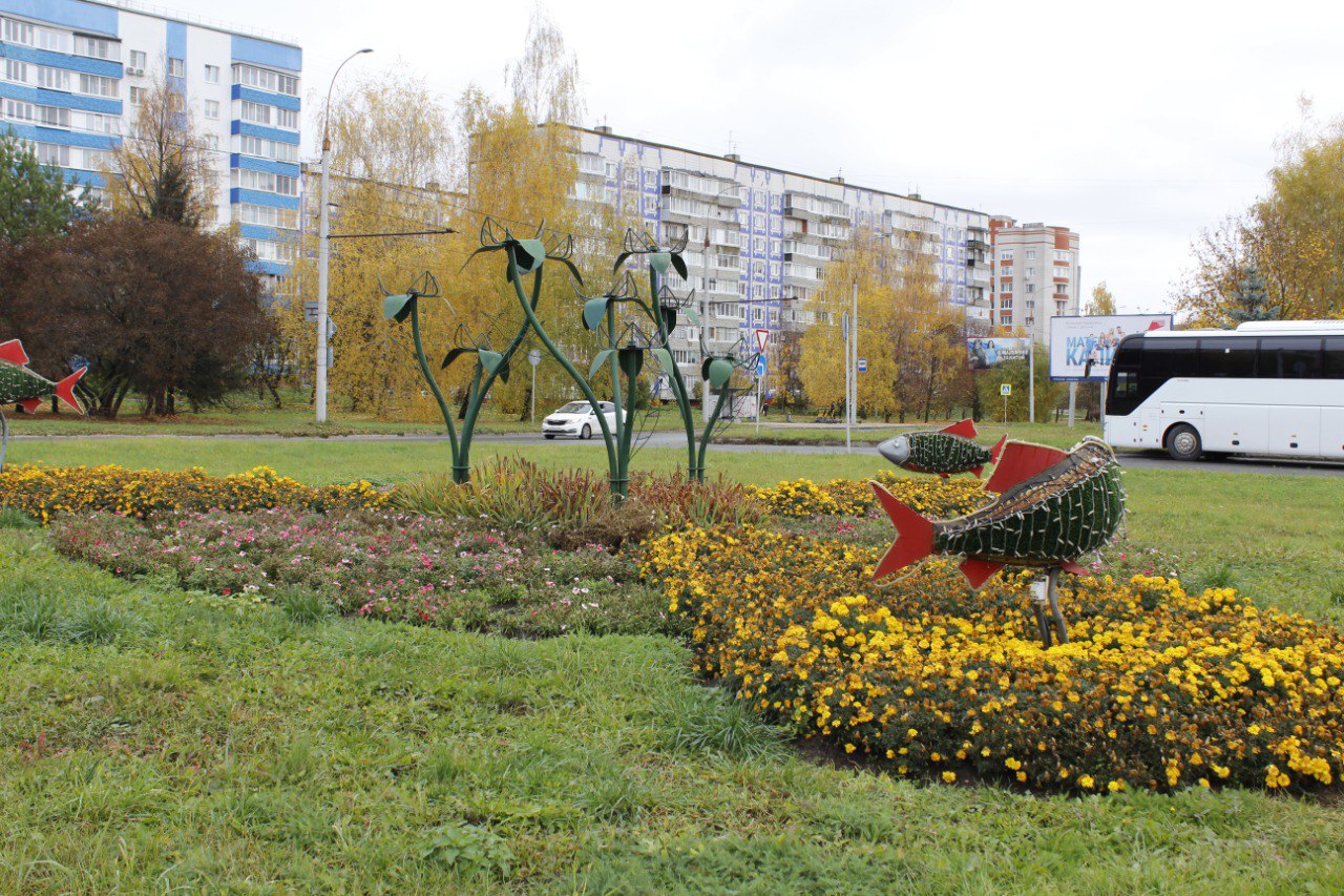 Городские садовники, не теряя времени даром, строят планы по облагораживанию улиц и скверов Владимира на весенне-летний сезон. Особое внимание уделят четырем въездам в столицу региона, воплотят в жизнь «зеленый» проект на разворотном кольце на стыке Безыменского и Комиссарова, а также прислушаются к пожеланиями жителей, жаждущих новых деревьев взамен вырубленных на Усти-на-Лабе.
