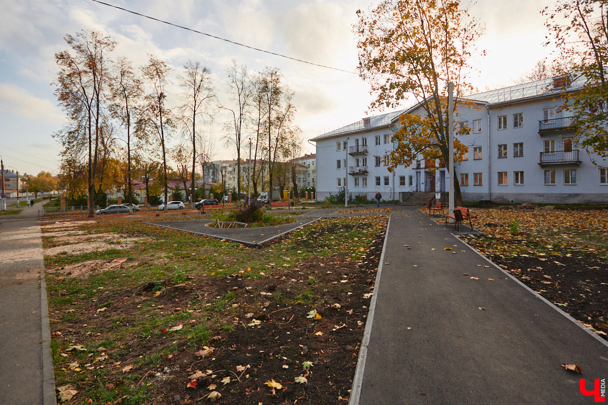 Городские садовники, не теряя времени даром, строят планы по облагораживанию улиц и скверов Владимира на весенне-летний сезон. Особое внимание уделят четырем въездам в столицу региона, воплотят в жизнь «зеленый» проект на разворотном кольце на стыке Безыменского и Комиссарова, а также прислушаются к пожеланиями жителей, жаждущих новых деревьев взамен вырубленных на Усти-на-Лабе.