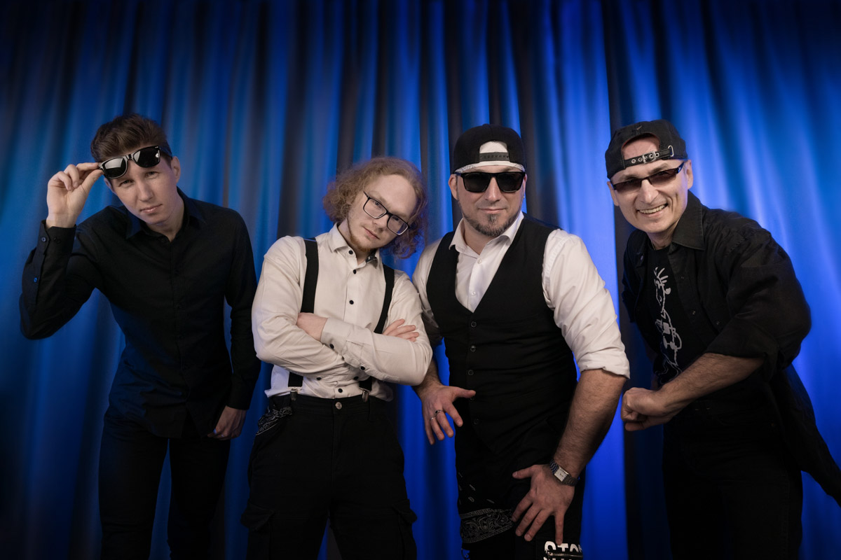 В рамках масштабного гастрольного тура во Владимир заглянет Shaman. В областном центре он представит «Победу!». Так называется концертная программа певца. В свою очередь, группа «КняZz» привезет в столицу региона шоу «Ангел и Демон». А одна из самых ярких поп-исполнительниц Mary Gu подарит слушателям душевную лирику. Полный список событий в нашей афише.