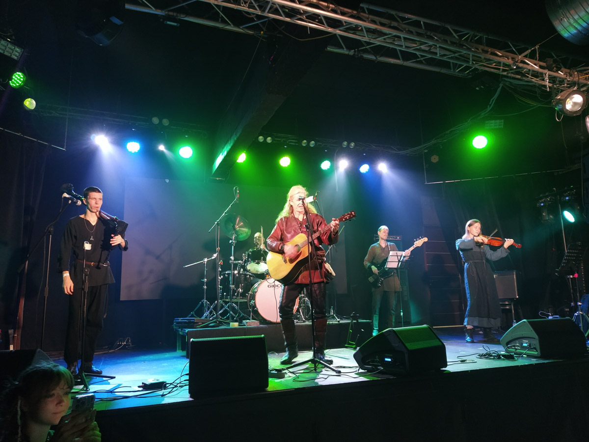 В рамках масштабного гастрольного тура во Владимир заглянет Shaman. В областном центре он представит «Победу!». Так называется концертная программа певца. В свою очередь, группа «КняZz» привезет в столицу региона шоу «Ангел и Демон». А одна из самых ярких поп-исполнительниц Mary Gu подарит слушателям душевную лирику. Полный список событий в нашей афише.