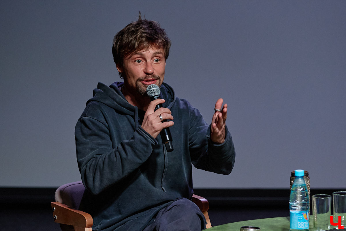 Для него все роли главные! Звезда «Ералаша», а также сериалов «Кадетство» и «Папины дочки» Александр Головин встретился во Владимире со своими поклонниками. «Ключ-Медиа» побывал на творческой встрече и узнал про отношения 36-летнего актера с товарищами по нашумевшему в нулевые проекту и новые работы, в которых теперь задействован бывший «суворовец Максим Макаров».