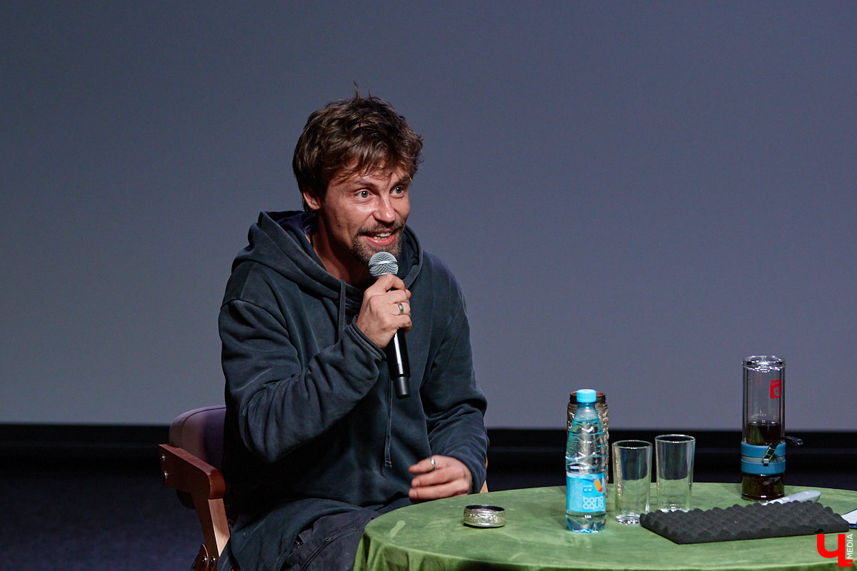 Для него все роли главные! Звезда «Ералаша», а также сериалов «Кадетство» и «Папины дочки» Александр Головин встретился во Владимире со своими поклонниками. «Ключ-Медиа» побывал на творческой встрече и узнал про отношения 36-летнего актера с товарищами по нашумевшему в нулевые проекту и новые работы, в которых теперь задействован бывший «суворовец Максим Макаров».