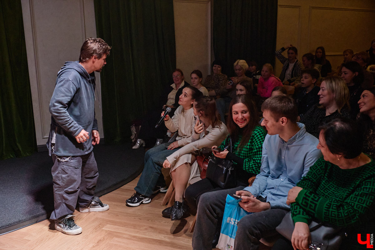 Для него все роли главные! Звезда «Ералаша», а также сериалов «Кадетство» и «Папины дочки» Александр Головин встретился во Владимире со своими поклонниками. «Ключ-Медиа» побывал на творческой встрече и узнал про отношения 36-летнего актера с товарищами по нашумевшему в нулевые проекту и новые работы, в которых теперь задействован бывший «суворовец Максим Макаров».