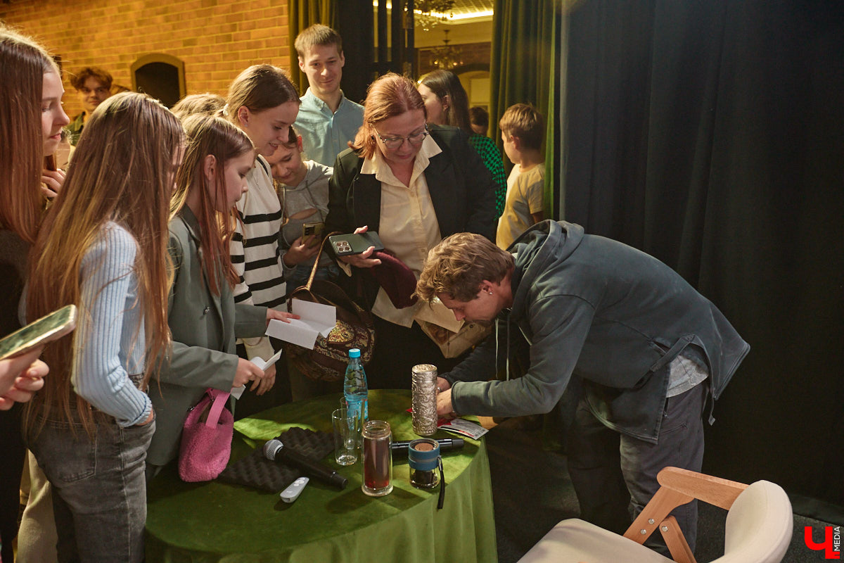 Для него все роли главные! Звезда «Ералаша», а также сериалов «Кадетство» и «Папины дочки» Александр Головин встретился во Владимире со своими поклонниками. «Ключ-Медиа» побывал на творческой встрече и узнал про отношения 36-летнего актера с товарищами по нашумевшему в нулевые проекту и новые работы, в которых теперь задействован бывший «суворовец Максим Макаров».