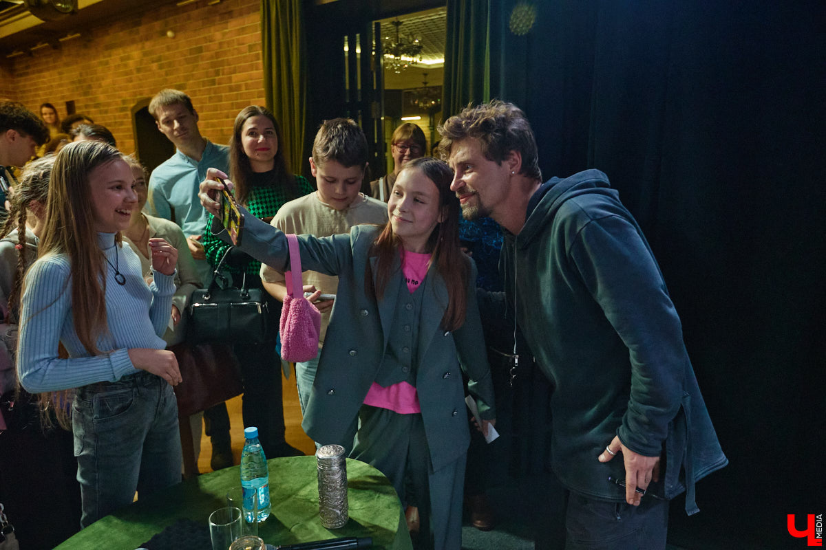 Для него все роли главные! Звезда «Ералаша», а также сериалов «Кадетство» и «Папины дочки» Александр Головин встретился во Владимире со своими поклонниками. «Ключ-Медиа» побывал на творческой встрече и узнал про отношения 36-летнего актера с товарищами по нашумевшему в нулевые проекту и новые работы, в которых теперь задействован бывший «суворовец Максим Макаров».