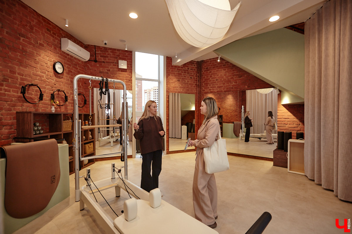 Трендом на пилатес удивить в 2025 году довольно сложно. Но это направление не стоит на месте, и теперь произошел новый виток моды на реформеры. Несмотря на то что изобретению уже 100 лет, сейчас его активно используют в фитнес-залах. И похвастаться этим могут не только города-миллионники, но и наш Владимир. «Ключ-Медиа» не остался в стороне и решил испытать на себе сразу несколько современных тренажеров в студии Pilates Club 1952.