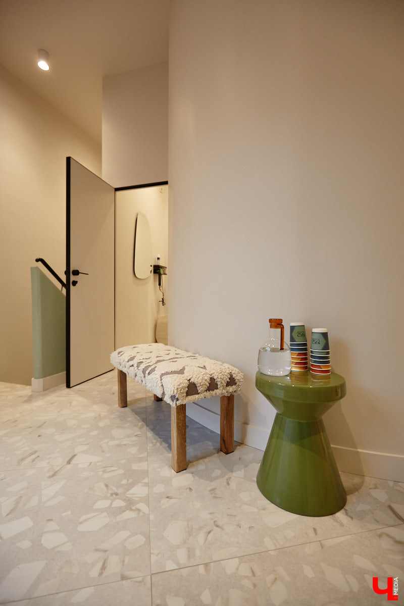 Трендом на пилатес удивить в 2025 году довольно сложно. Но это направление не стоит на месте, и теперь произошел новый виток моды на реформеры. Несмотря на то что изобретению уже 100 лет, сейчас его активно используют в фитнес-залах. И похвастаться этим могут не только города-миллионники, но и наш Владимир. «Ключ-Медиа» не остался в стороне и решил испытать на себе сразу несколько современных тренажеров в студии Pilates Club 1952.