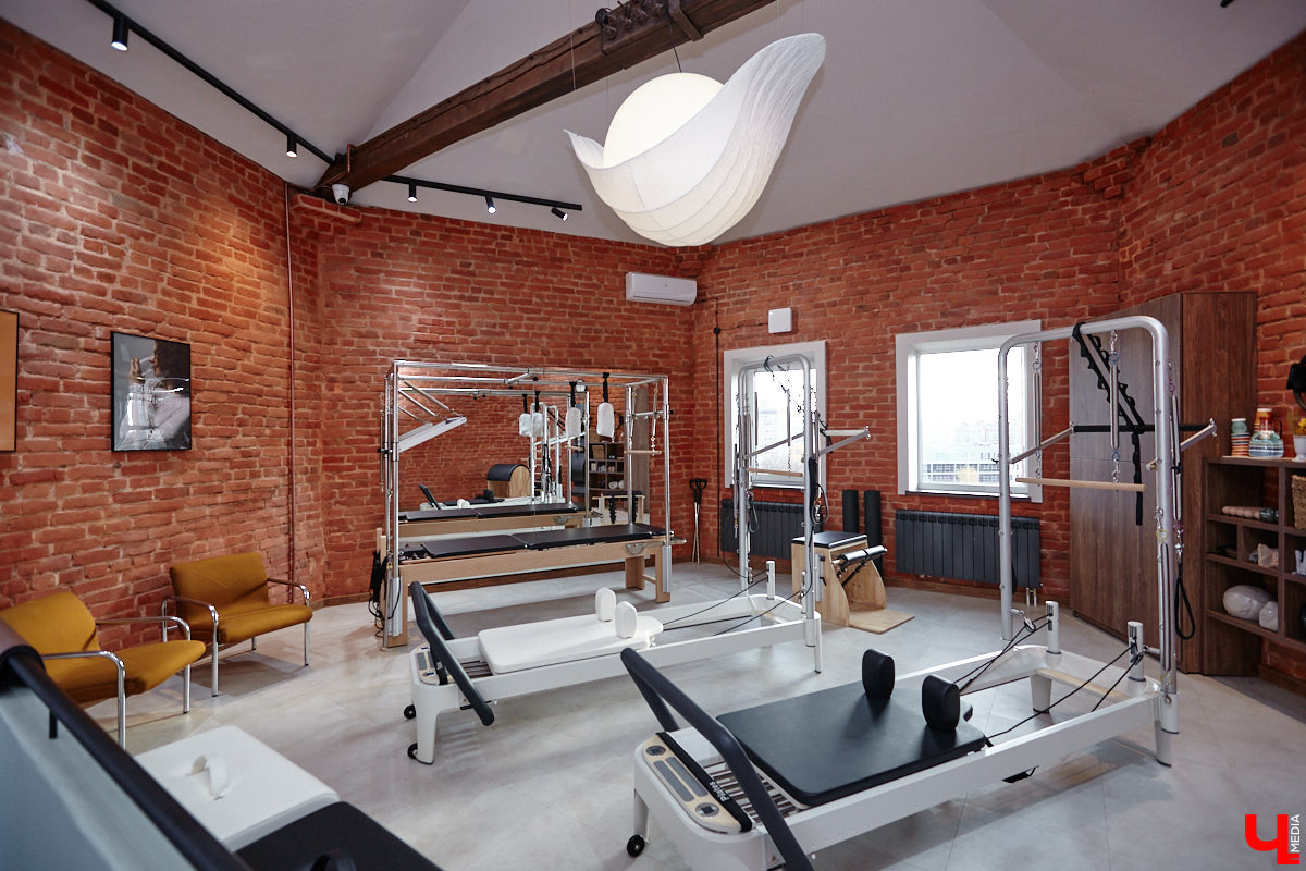 Трендом на пилатес удивить в 2025 году довольно сложно. Но это направление не стоит на месте, и теперь произошел новый виток моды на реформеры. Несмотря на то что изобретению уже 100 лет, сейчас его активно используют в фитнес-залах. И похвастаться этим могут не только города-миллионники, но и наш Владимир. «Ключ-Медиа» не остался в стороне и решил испытать на себе сразу несколько современных тренажеров в студии Pilates Club 1952.