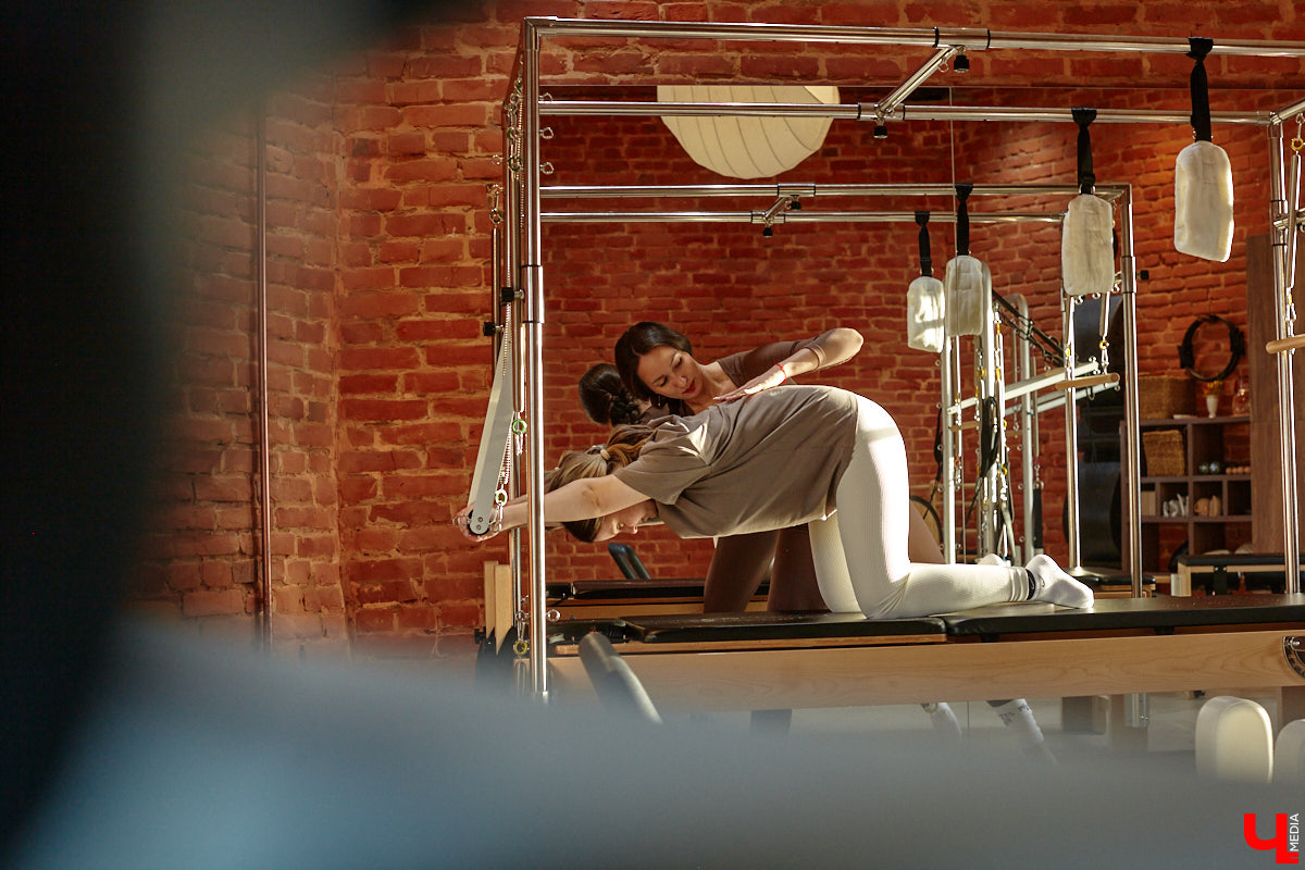 Трендом на пилатес удивить в 2025 году довольно сложно. Но это направление не стоит на месте, и теперь произошел новый виток моды на реформеры. Несмотря на то что изобретению уже 100 лет, сейчас его активно используют в фитнес-залах. И похвастаться этим могут не только города-миллионники, но и наш Владимир. «Ключ-Медиа» не остался в стороне и решил испытать на себе сразу несколько современных тренажеров в студии Pilates Club 1952.