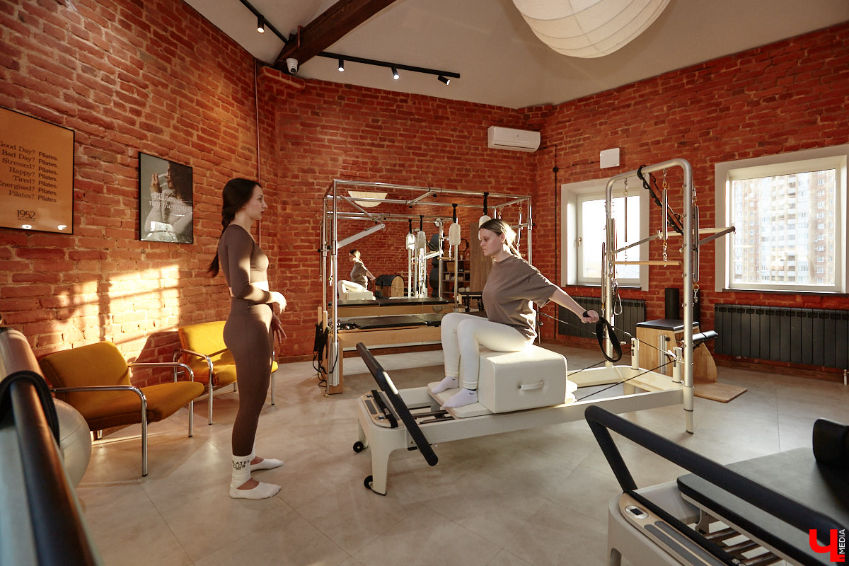 Трендом на пилатес удивить в 2025 году довольно сложно. Но это направление не стоит на месте, и теперь произошел новый виток моды на реформеры. Несмотря на то что изобретению уже 100 лет, сейчас его активно используют в фитнес-залах. И похвастаться этим могут не только города-миллионники, но и наш Владимир. «Ключ-Медиа» не остался в стороне и решил испытать на себе сразу несколько современных тренажеров в студии Pilates Club 1952.