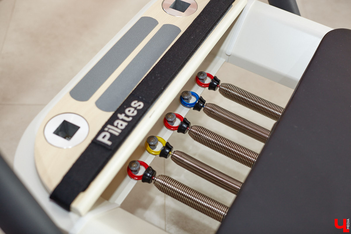 Трендом на пилатес удивить в 2025 году довольно сложно. Но это направление не стоит на месте, и теперь произошел новый виток моды на реформеры. Несмотря на то что изобретению уже 100 лет, сейчас его активно используют в фитнес-залах. И похвастаться этим могут не только города-миллионники, но и наш Владимир. «Ключ-Медиа» не остался в стороне и решил испытать на себе сразу несколько современных тренажеров в студии Pilates Club 1952.