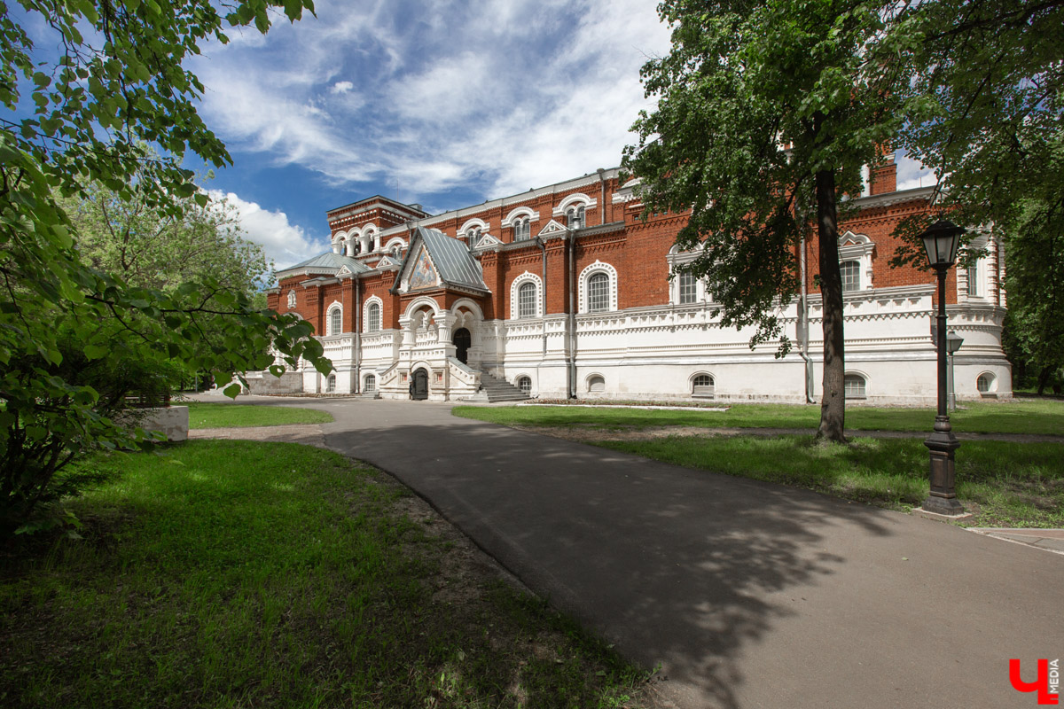 В 33-м регионе запускают необычный ретромаршрут «Владимир — Гусь-Хрустальный — Владимир». Прокатиться можно будет на поезде с паровой тягой, стилизованном под образец XIX века. Чем предлагают заняться путешественникам в городе, входящем в состав Малого Золотого кольца России, а также другие детали тура — читайте в нашем материале!