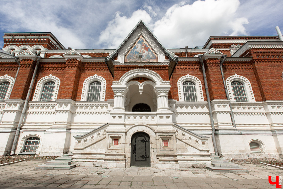 В 33-м регионе запускают необычный ретромаршрут «Владимир — Гусь-Хрустальный — Владимир». Прокатиться можно будет на поезде с паровой тягой, стилизованном под образец XIX века. Чем предлагают заняться путешественникам в городе, входящем в состав Малого Золотого кольца России, а также другие детали тура — читайте в нашем материале!