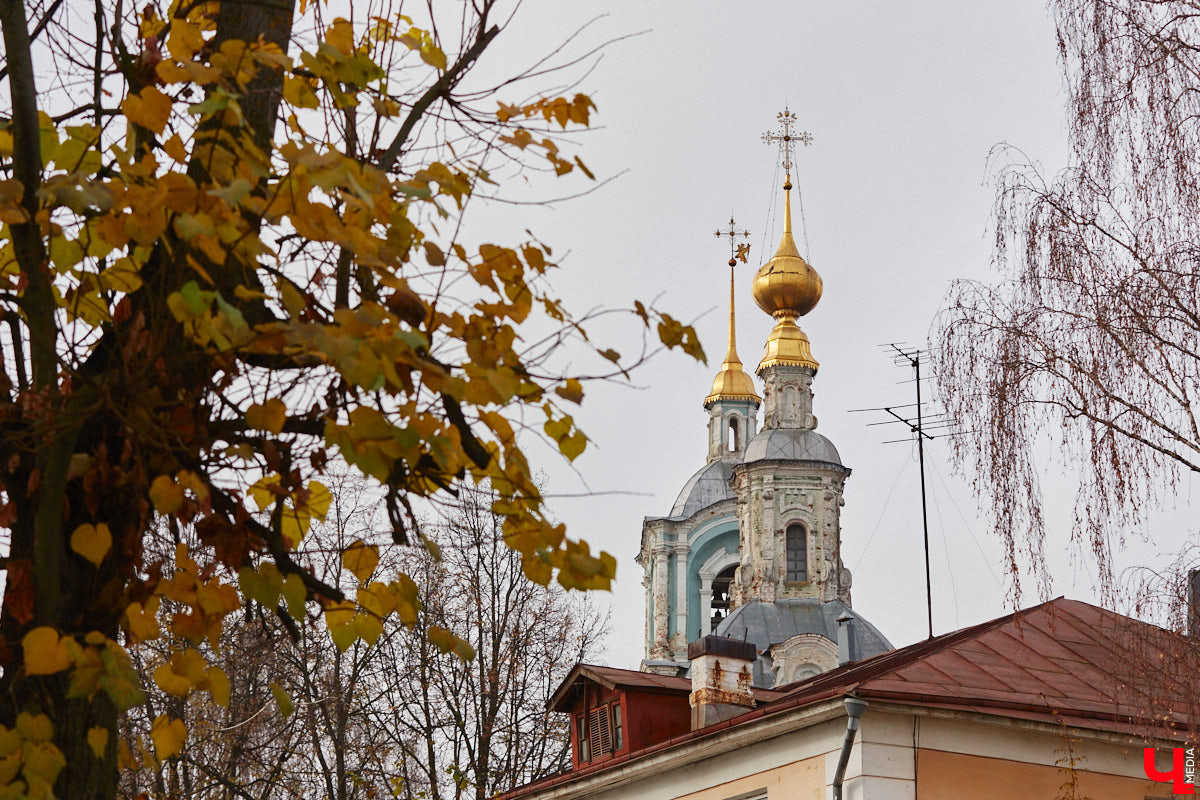 Октябрь 2025 года выдался хотя вполне базовым, но более теплым и приветливым, чем обычно. Покидает он нас с улыбкой, впрочем, с ней же, как обещают синоптики, вступит в свои права ноябрь. Резких похолоданий и заморозков не предвидится, а вот магнитных бурь не миновать.