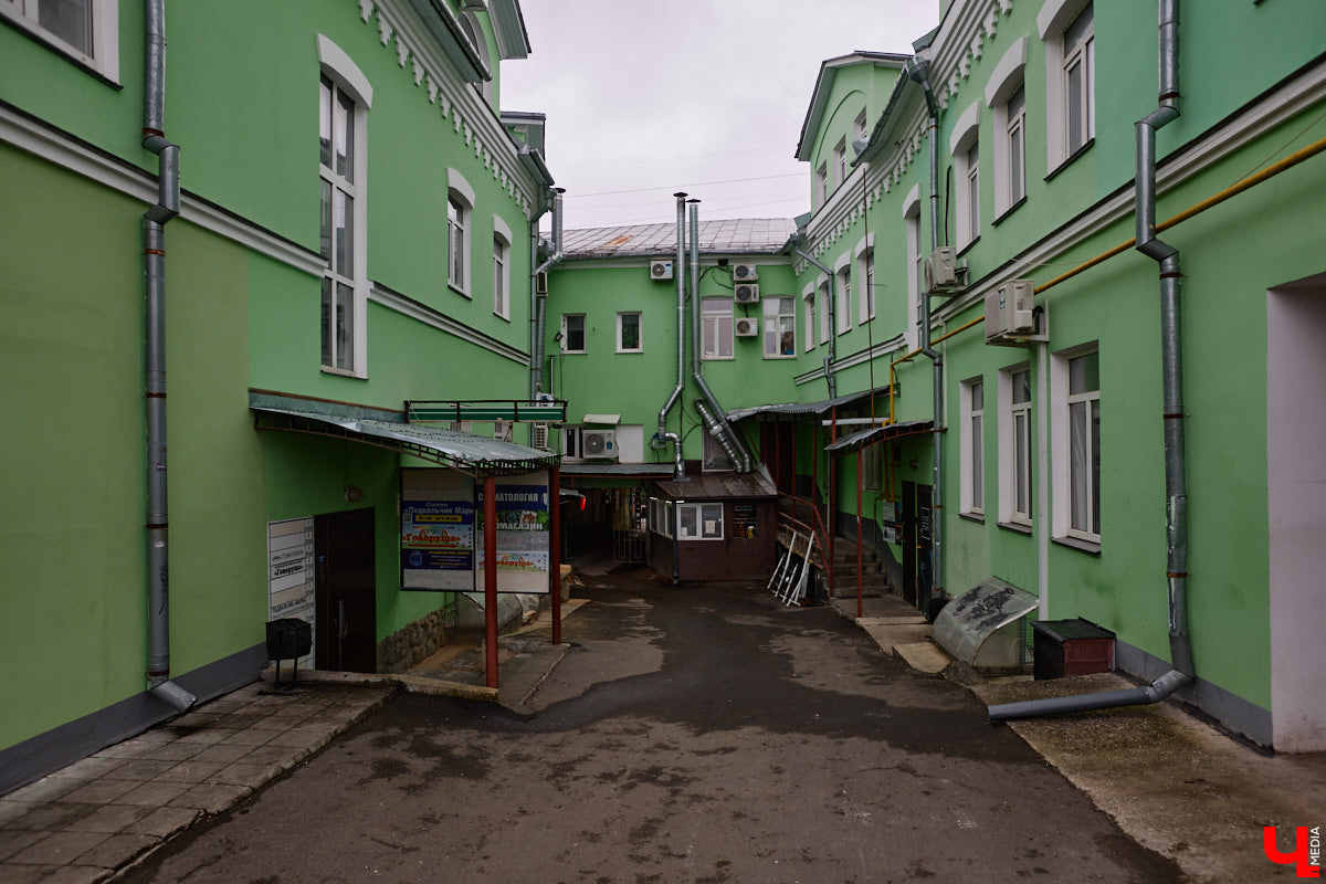 Хрущевки и серые «панельки» — неотъемлемая часть атмосферы русских городов. Но есть мнение, что такие непривлекательные сооружения угнетающе действуют на психику жителей. Уместны ли существующие цветовые доминанты в городской среде и нужно ли увеличивать их число в будущем? «Ключ-Медиа» объяснила владимирский архитектор.