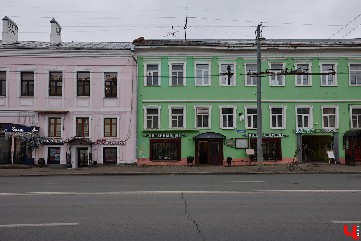 Хрущевки и серые «панельки» — неотъемлемая часть атмосферы русских городов. Но есть мнение, что такие непривлекательные сооружения угнетающе действуют на психику жителей. Уместны ли существующие цветовые доминанты в городской среде и нужно ли увеличивать их число в будущем? «Ключ-Медиа» объяснила владимирский архитектор.